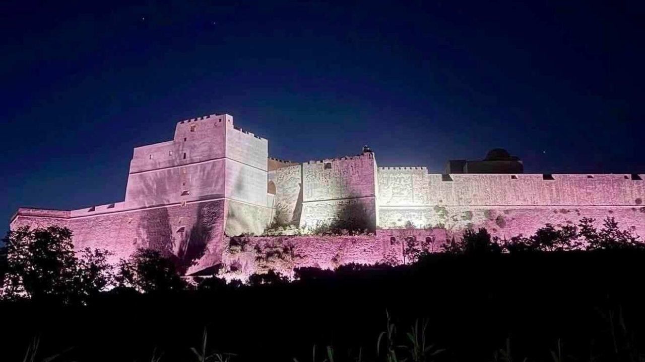Festa interrotta: turisti bloccati nell’ascensore del Castello di Baia durante il Jazz Festival