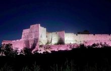 Festa interrotta: turisti bloccati nell’ascensore del Castello di Baia durante il Jazz Festival