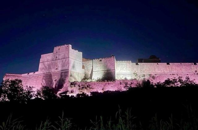 Festa interrotta: turisti bloccati nell’ascensore del Castello di Baia durante il Jazz Festival