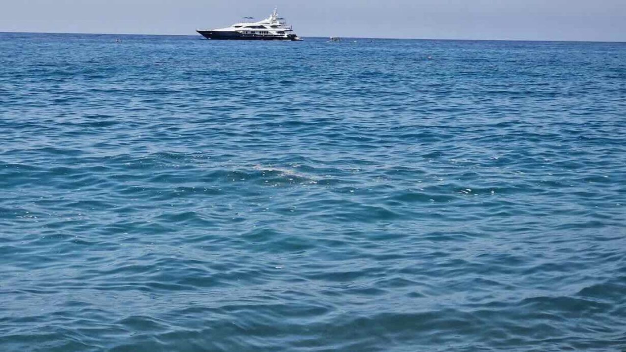 Ischia, mare ai Maronti compromesso: schiuma e rifiuti preoccupano i bagnanti