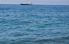 Ischia, mare ai Maronti compromesso: schiuma e rifiuti preoccupano i bagnanti