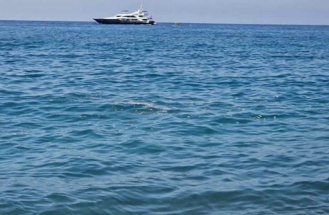 Ischia, mare ai Maronti compromesso: schiuma e rifiuti preoccupano i bagnanti
