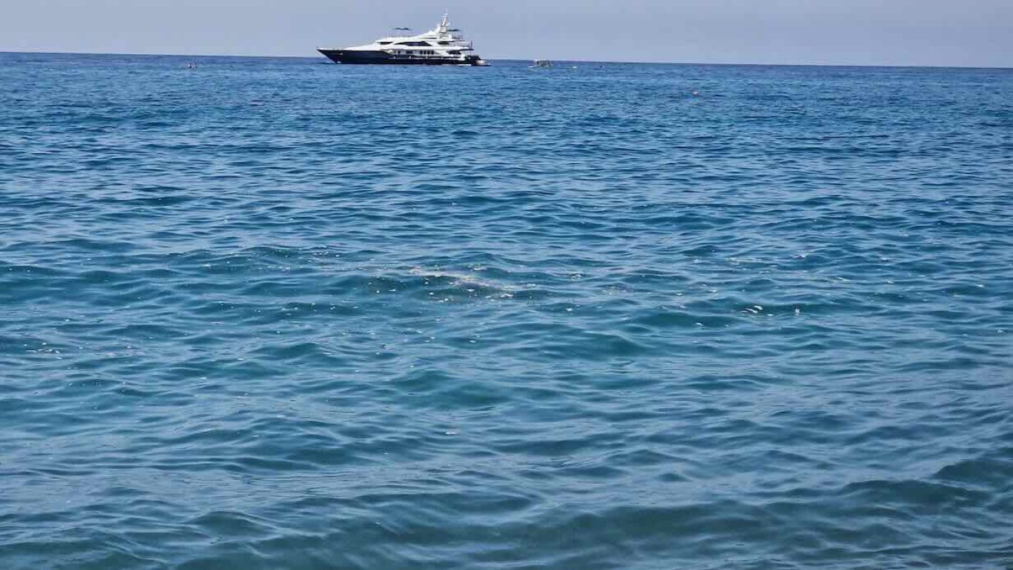 Ischia, mare ai Maronti compromesso: schiuma e rifiuti preoccupano i bagnanti