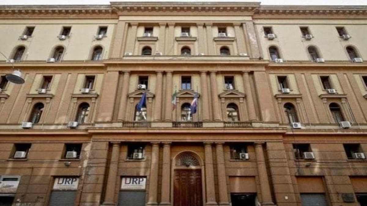 Uffici pubblici a Napoli nel mirino: denunciate condizioni insostenibili senza aria condizionata