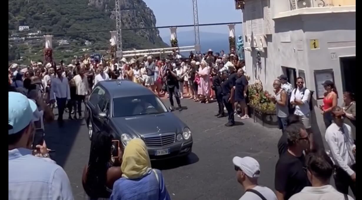 Peppino di Capri ci lascia, i napoletani commemorano un mito con commozione e applausi.