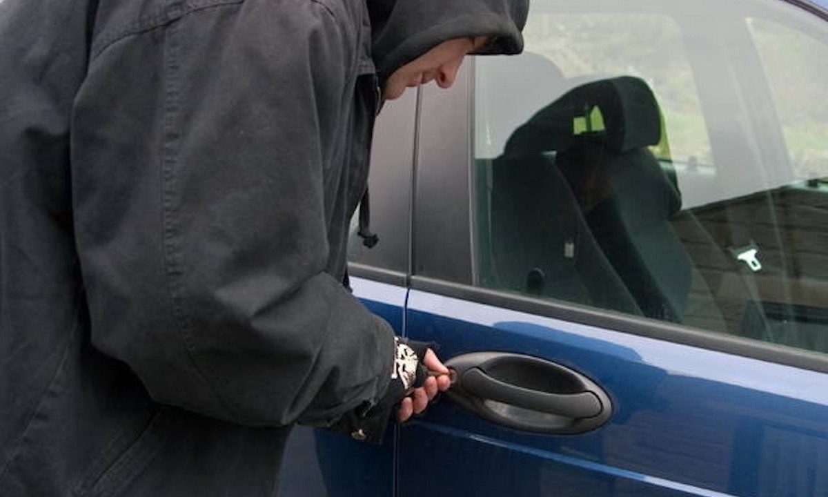 Rione Traiano, accoltellato mentre sorpresa il ladro sotto casa: paura tra i residenti