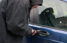 Rione Traiano, accoltellato mentre sorpresa il ladro sotto casa: paura tra i residenti