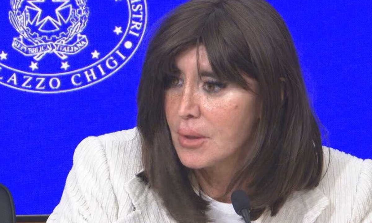 Bernini: “Truffe inaccettabili” sulle lauree triennali, l’inchiesta scuote Napoli