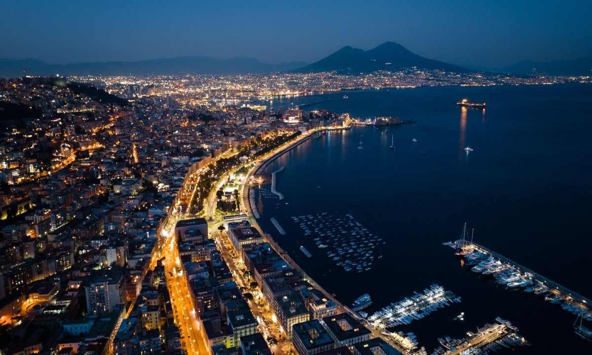 Musica d’estate a Napoli: i brani che fanno vibrare la città, da Pino Daniele ai classici intramontabili