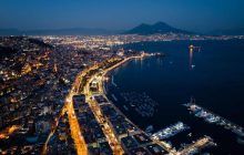 Musica d’estate a Napoli: i brani che fanno vibrare la città, da Pino Daniele ai classici intramontabili