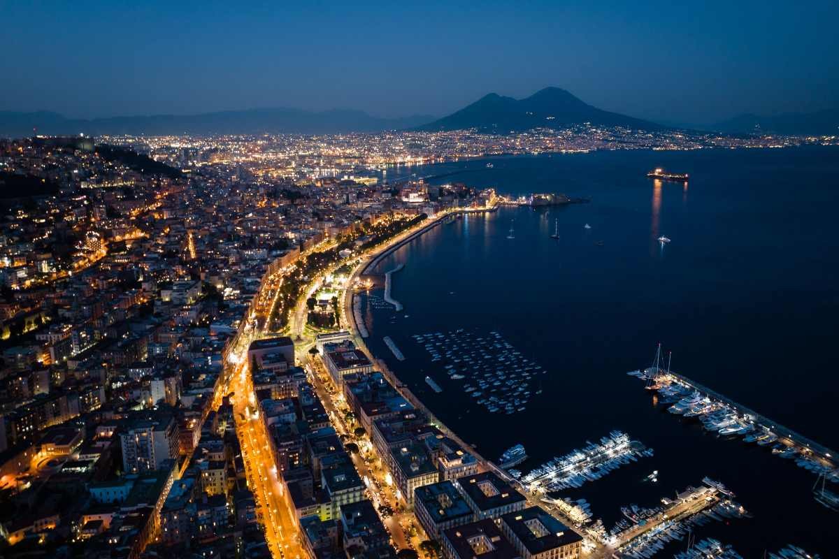 Musica d’estate a Napoli: i brani che fanno vibrare la città, da Pino Daniele ai classici intramontabili