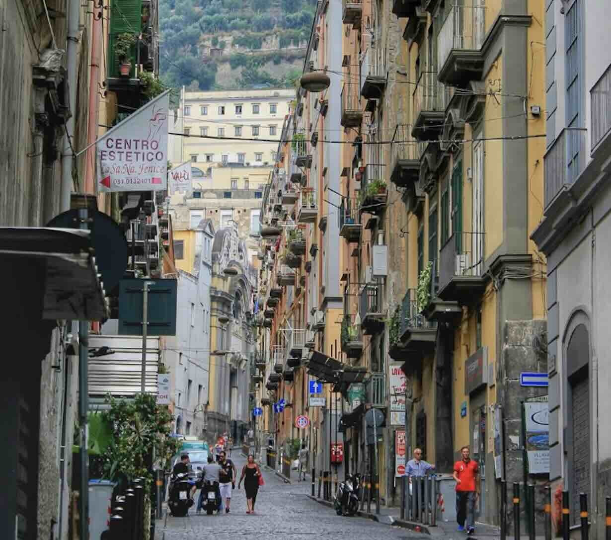 Turista ferito a Montecalvario: lite in bar per i tavoli lascia cittadini preoccupati