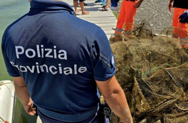 Litorale Domizio, operazione straordinaria: sequestro di 200 nasse abusive e fauna marina salvata
