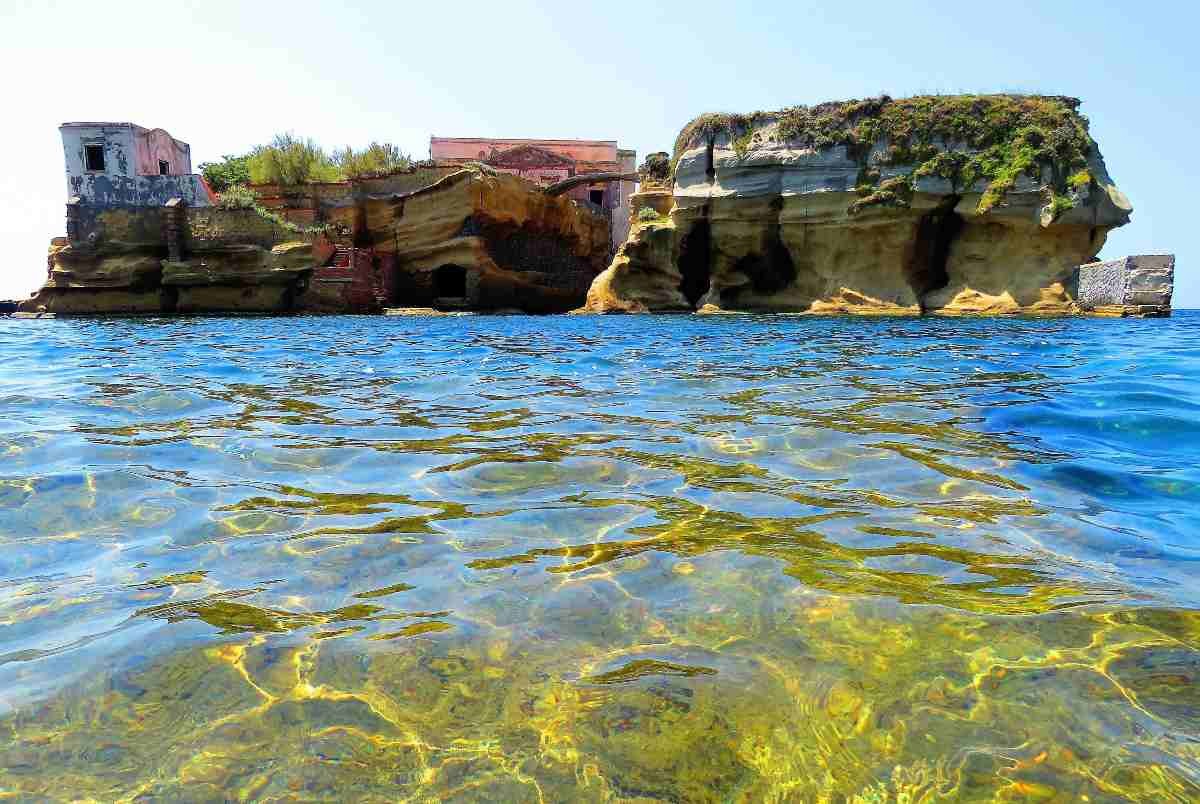 Gaiola, l’isolotto di Napoli tra misteri e leggende: perché è soprannominato l’isola maledetta.