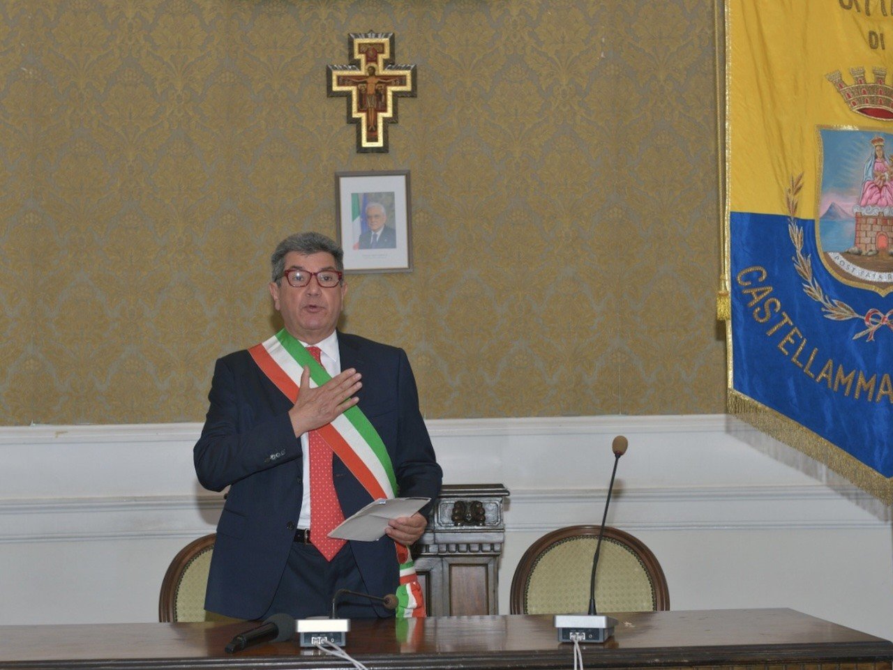 Castellammare, Comune sciolto per camorra: il sindaco contro il PD in una battaglia politica senza precedenti