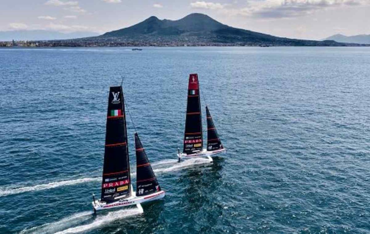 Napoli si prepara all’America’s Cup: la vela mondiale approda in città dal 22 maggio al 19 luglio 2027!
