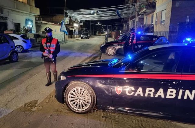 Napoli, blitz della polizia: fermati parcheggiatori abusivi e sequestrate armi illegali