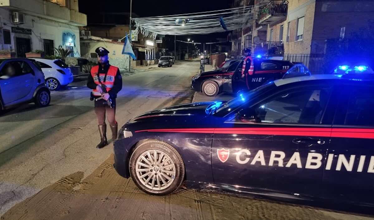Napoli, blitz della polizia: fermati parcheggiatori abusivi e sequestrate armi illegali