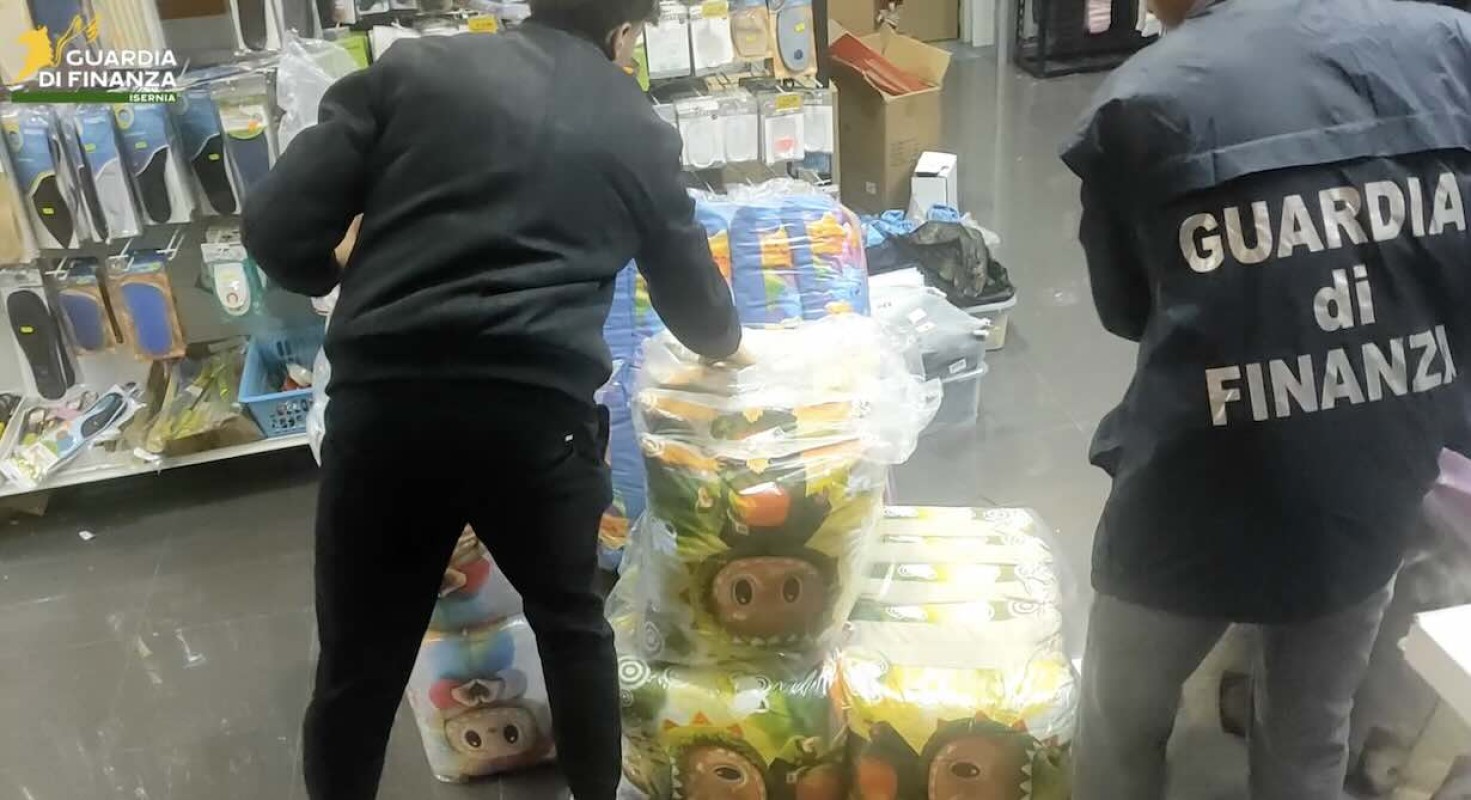 Fuochi illegali e merce contraffatta, imprenditore nel Casertano sotto accusa dopo un maxi sequestro