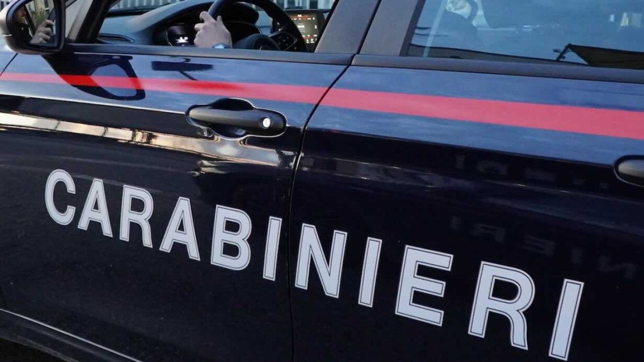 Battipaglia, tensione in strada: giovane accoltellato dopo una lite davanti al bar