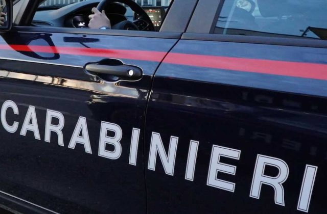 Battipaglia, tensione in strada: giovane accoltellato dopo una lite davanti al bar