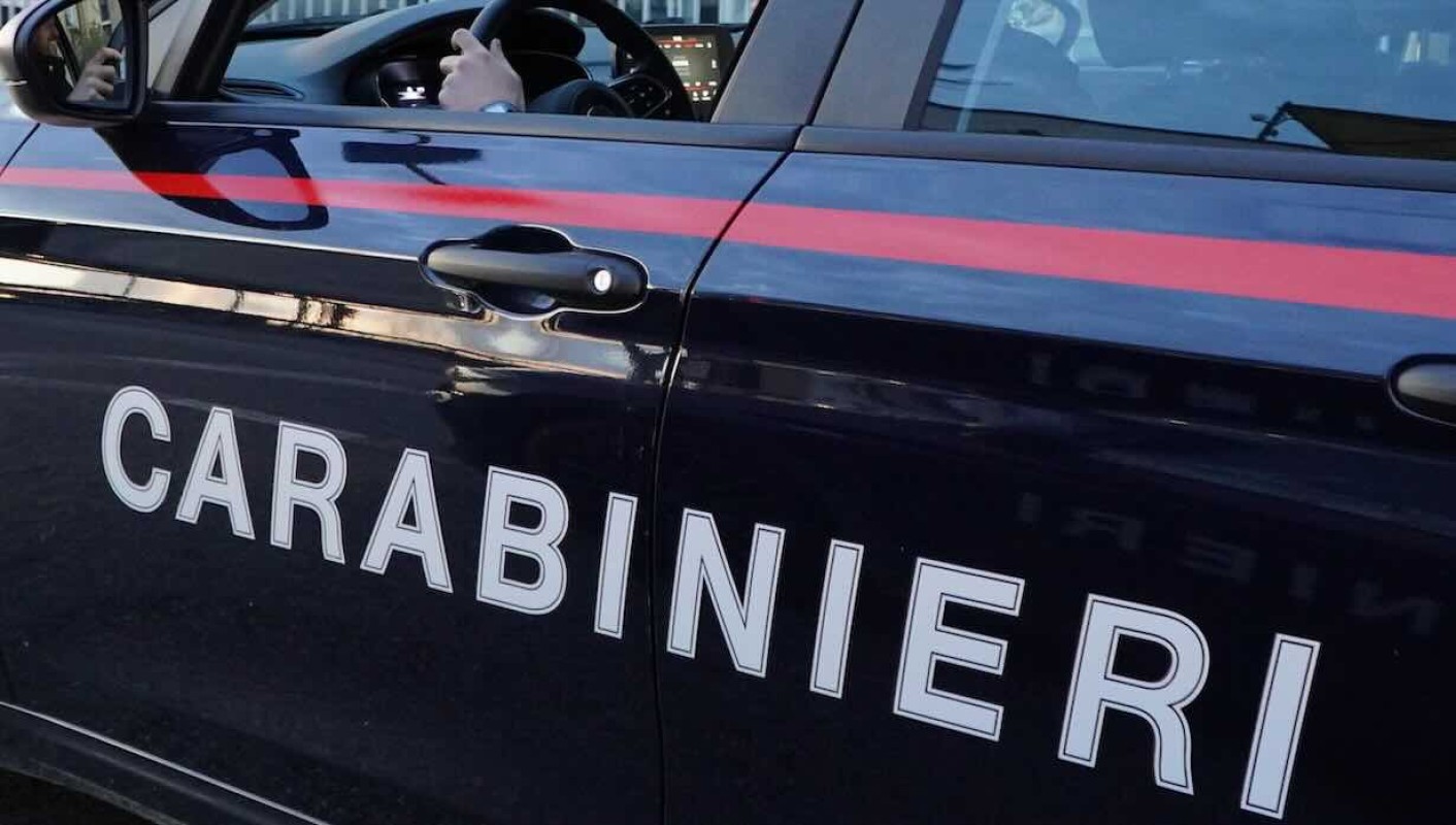 Battipaglia, tensione in strada: giovane accoltellato dopo una lite davanti al bar