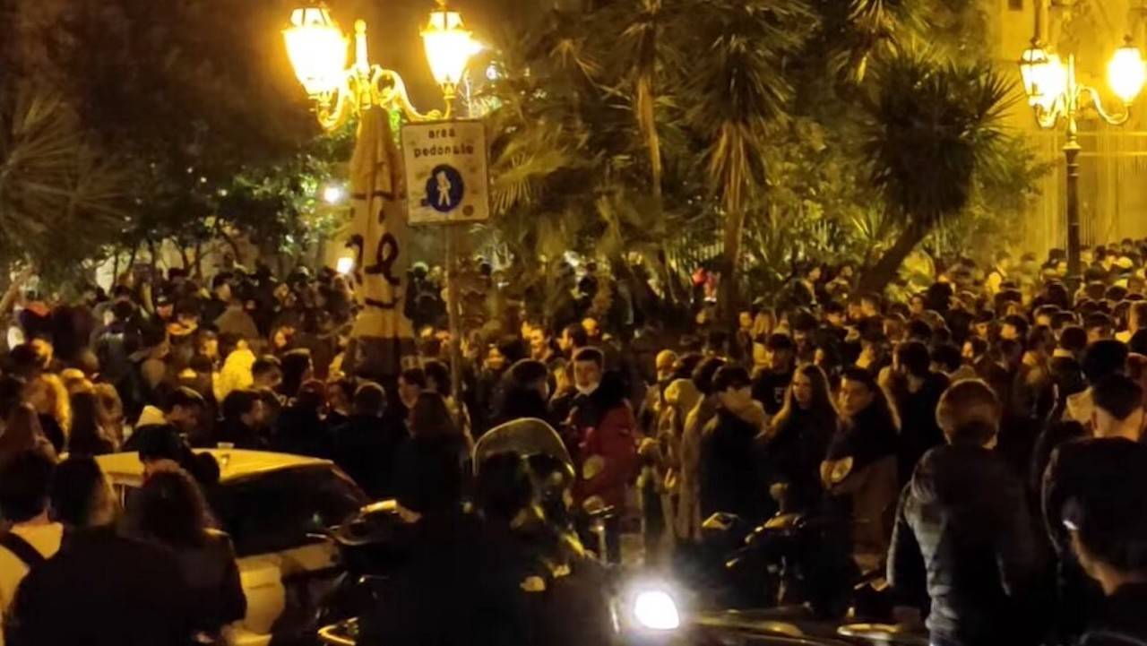 Napoli, piazza Bellini in agitazione: locali chiusi all’una, stop all’asporto per il rispetto del silenzio.