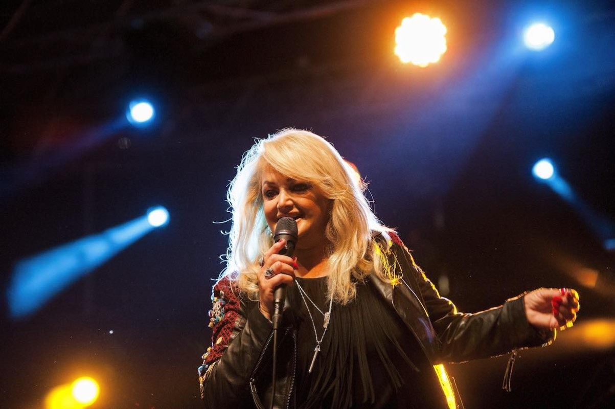 Napoli piange Bonnie Tyler: un’icona musicale ci lascia a 75 anni
