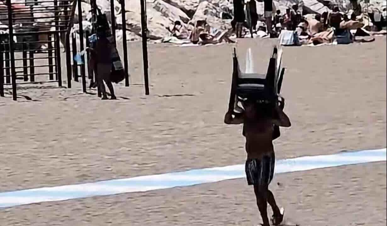 Napoli, Lido Mappatella in pericolo: residenti denunciano racket di abusivi su spiaggia pubblica