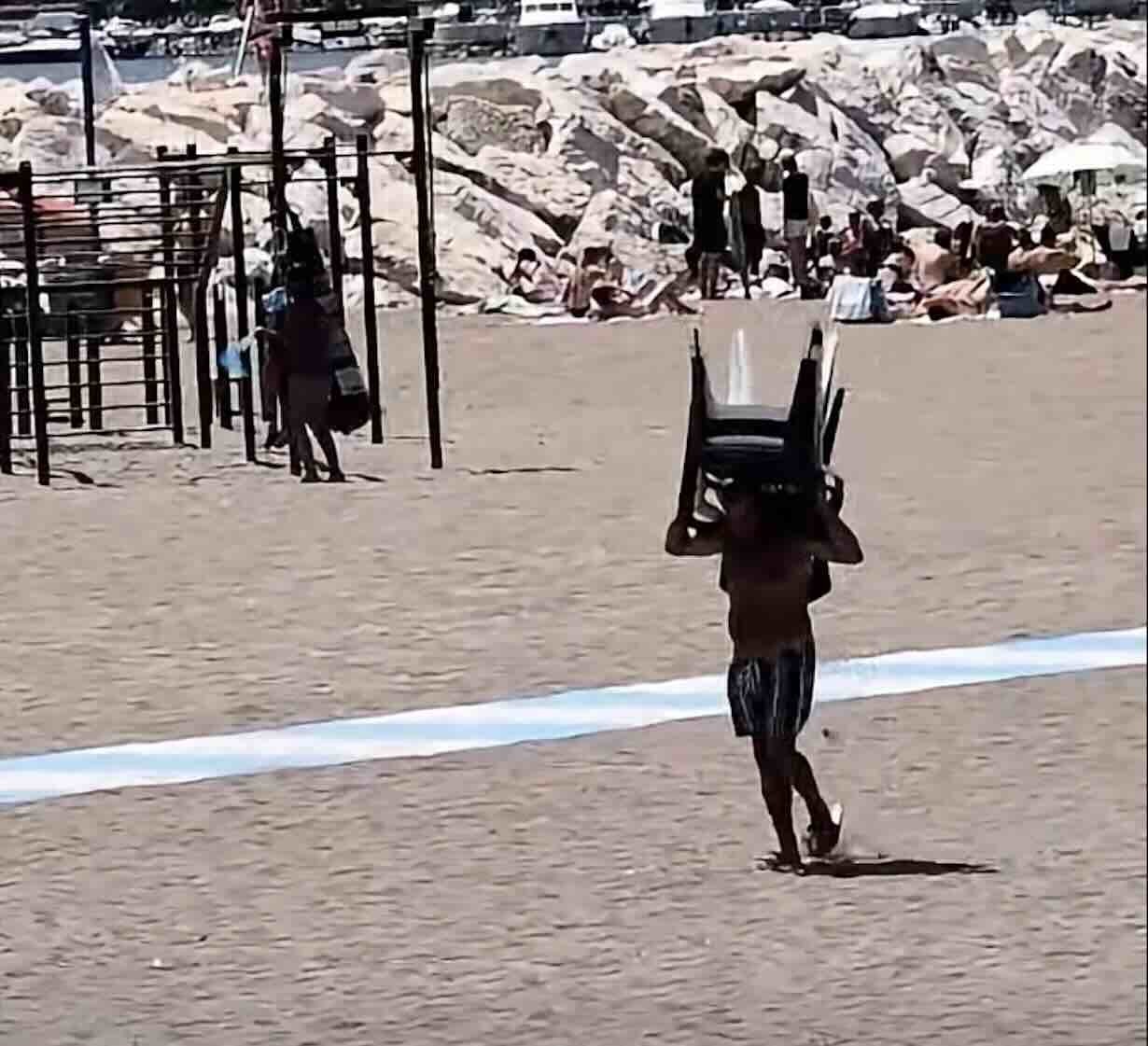 Napoli, Lido Mappatella in pericolo: residenti denunciano racket di abusivi su spiaggia pubblica