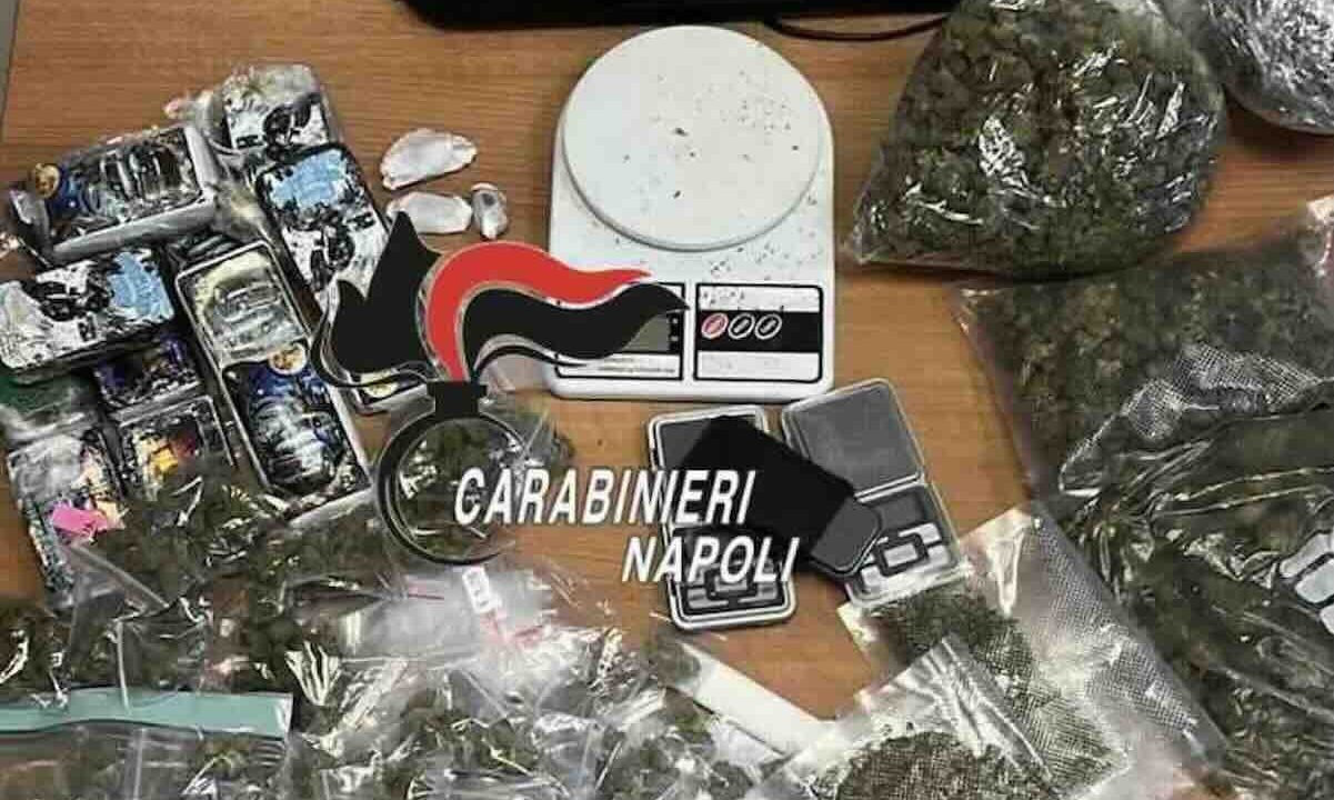 Napoli, operazione antidroga al concerto: due pusher arrestati e 2,4 chili di sostanze sequestrate