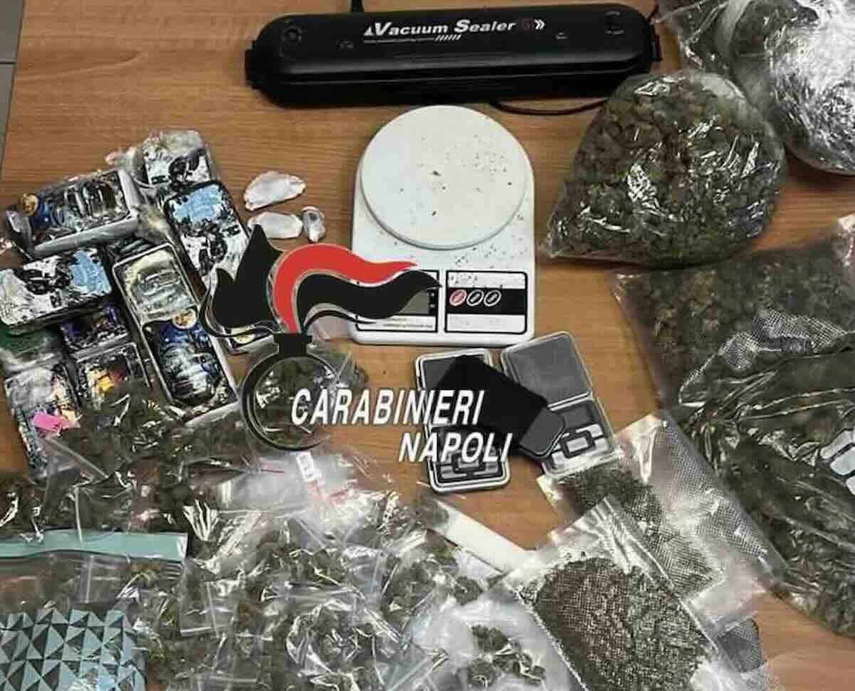 Napoli, operazione antidroga al concerto: due pusher arrestati e 2,4 chili di sostanze sequestrate