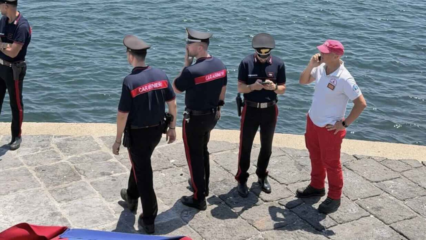 Napoli, ritrovamento drammatico: un corpo senza vita emerge dal mare davanti al lungomare