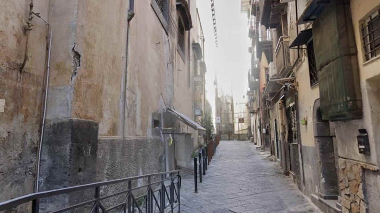 Napoli, dopo 28 anni di dominio: sgombero della casa del clan Misso
