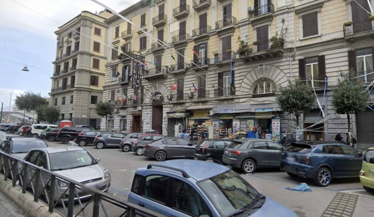 Maddalena, commerciante in difficoltà: dopo la rapina scattano gli arresti e la tensione aumenta