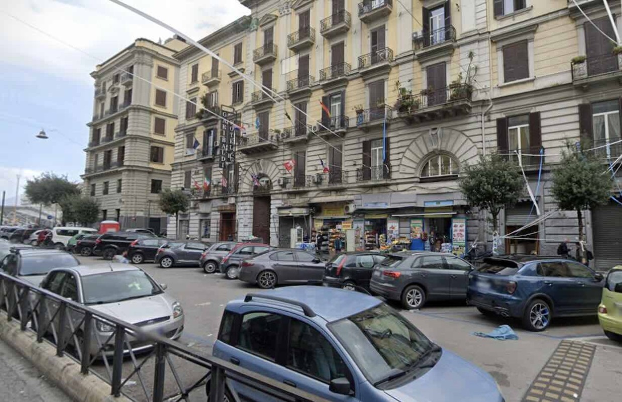 Maddalena, commerciante in difficoltà: dopo la rapina scattano gli arresti e la tensione aumenta