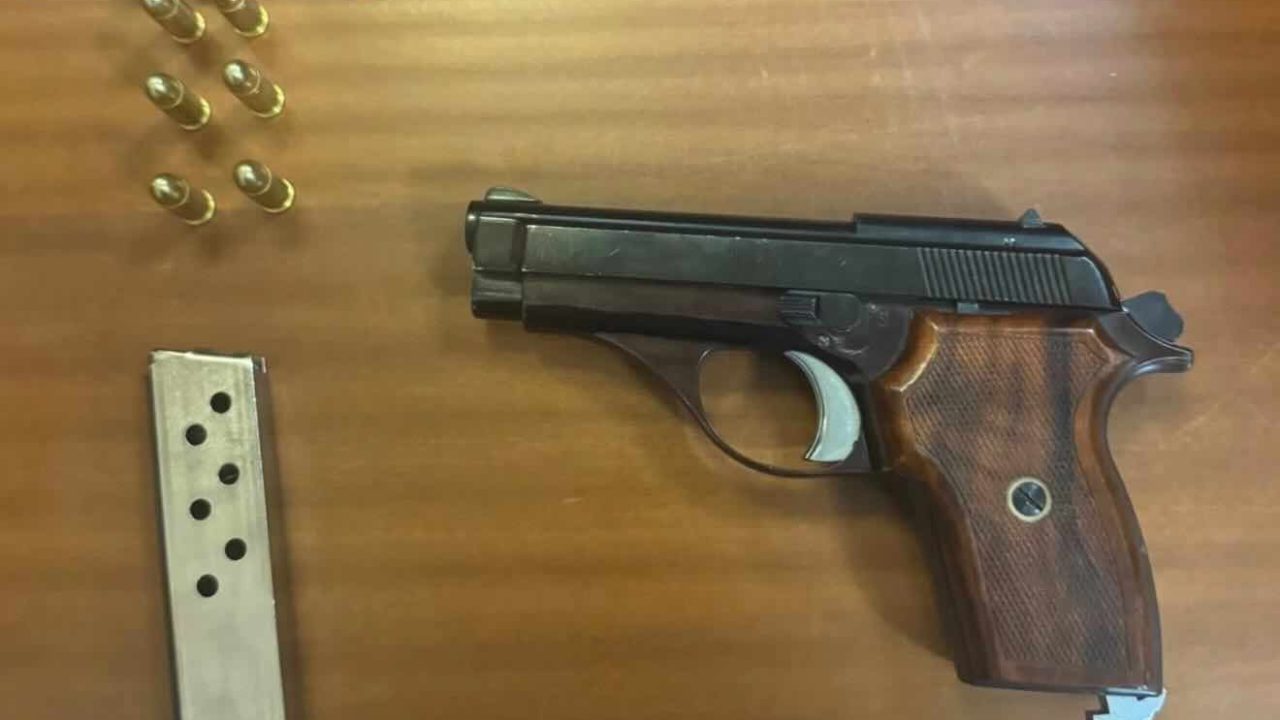 Napoli, paura in piazzetta Sedil Capuano: un passeggero scappa dopo aver lanciato una pistola carica