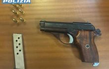 Napoli, paura in piazzetta Sedil Capuano: un passeggero scappa dopo aver lanciato una pistola carica