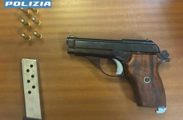 Napoli, paura in piazzetta Sedil Capuano: un passeggero scappa dopo aver lanciato una pistola carica