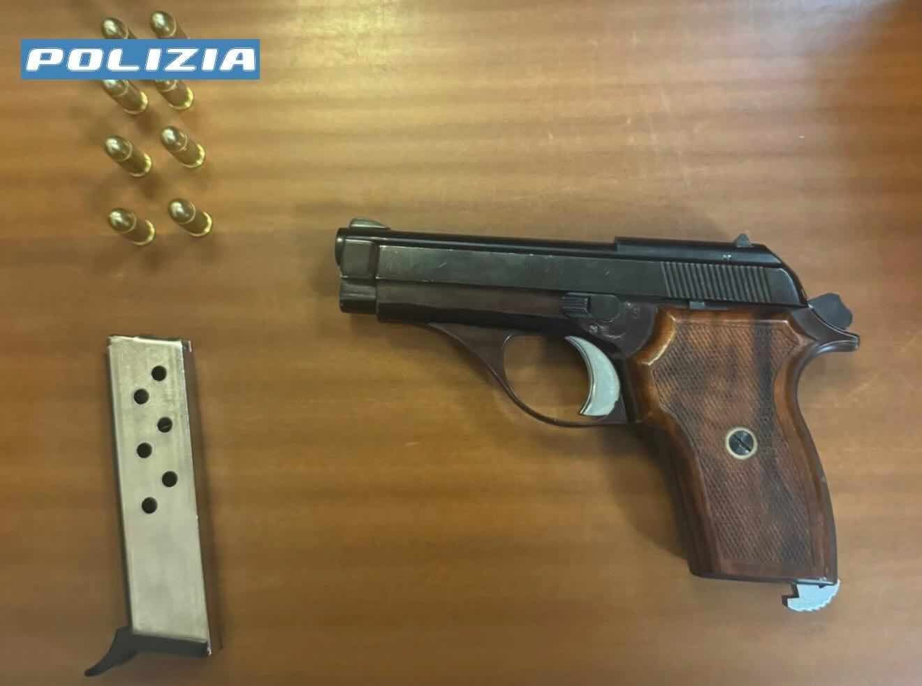Napoli, paura in piazzetta Sedil Capuano: un passeggero scappa dopo aver lanciato una pistola carica