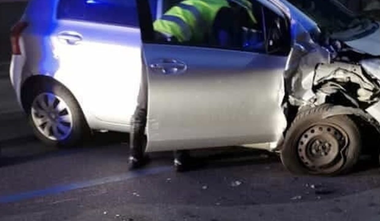 Incidente a Napoli: 23enne senza patente bloccato dopo urto con auto in sosta