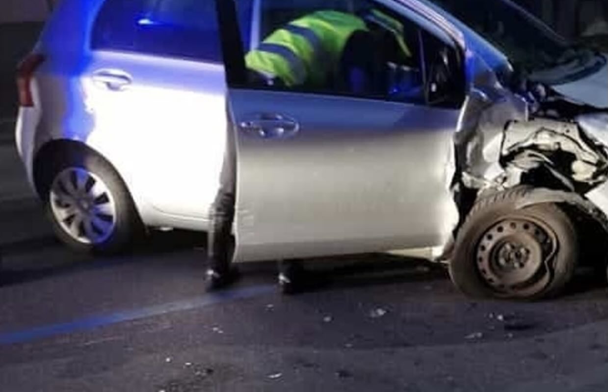 Incidente a Napoli: 23enne senza patente bloccato dopo urto con auto in sosta