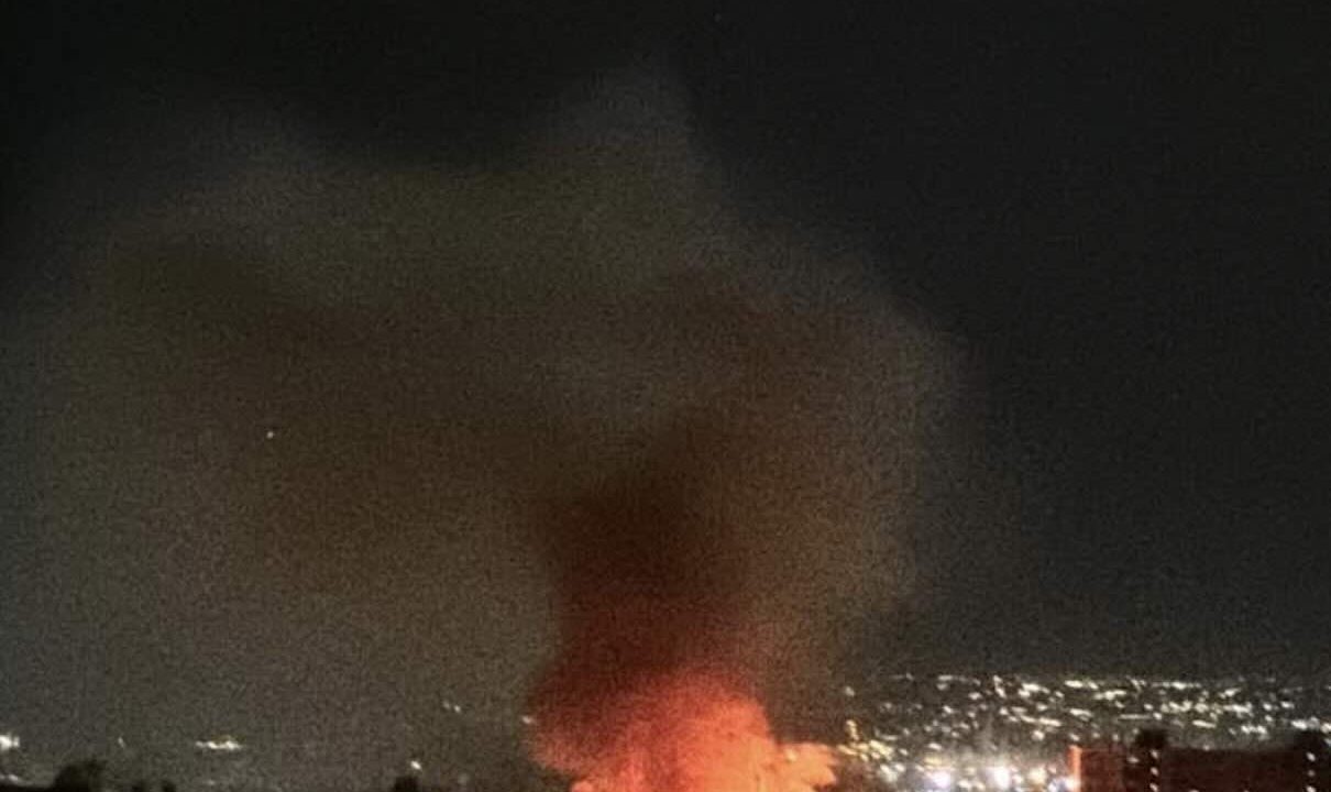 Notte di paura a Ponticelli: maxi incendio distrugge un palazzo e allerta i residenti