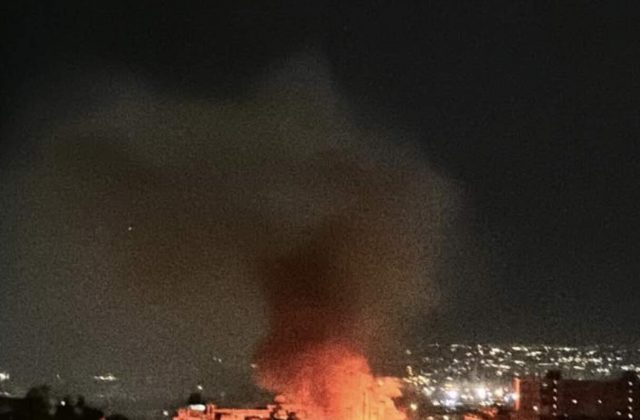Notte di paura a Ponticelli: maxi incendio distrugge un palazzo e allerta i residenti
