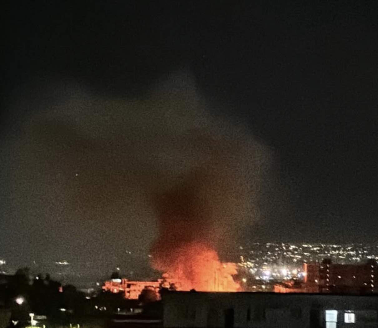 Notte di paura a Ponticelli: maxi incendio distrugge un palazzo e allerta i residenti
