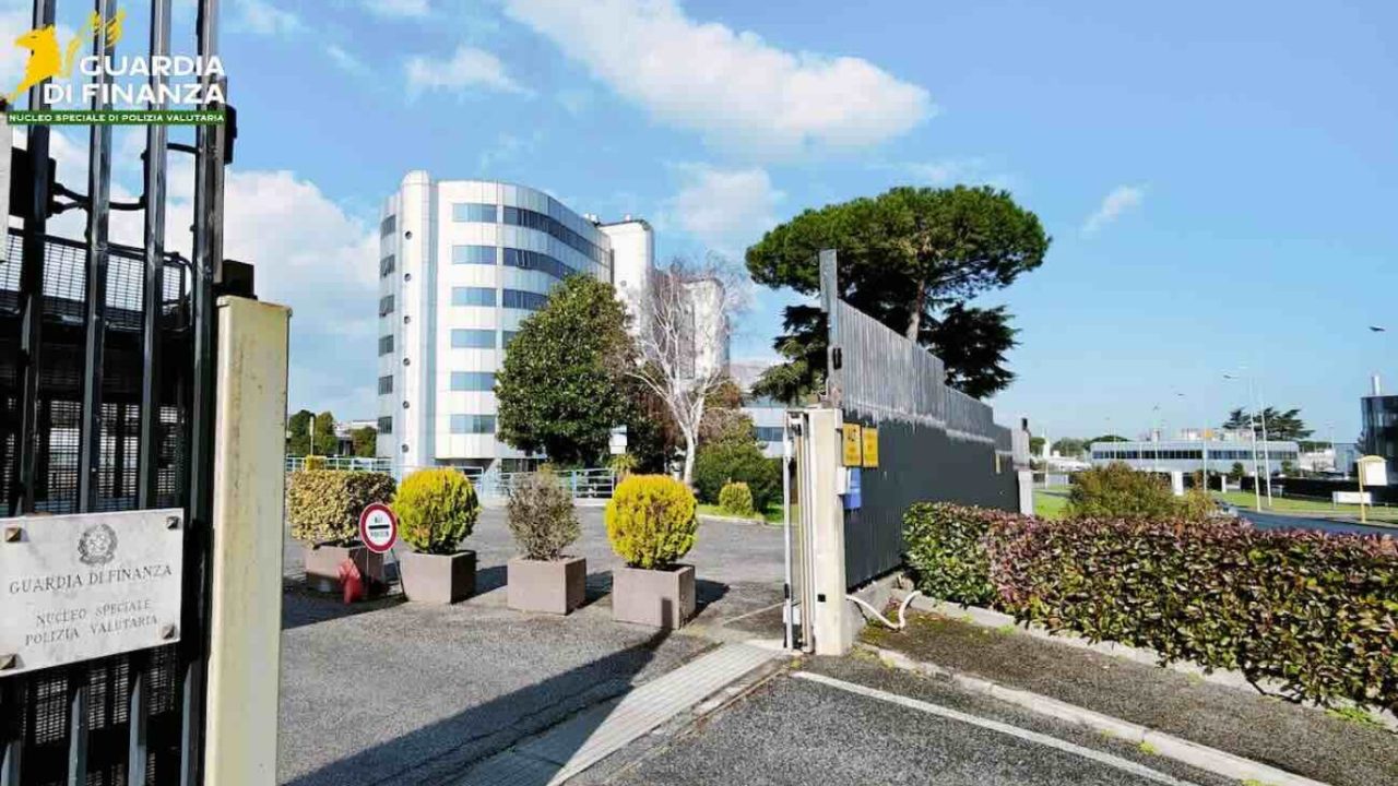 Rete di false fatture smantellata a Napoli: sequestro da 21 milioni e indagini in corso