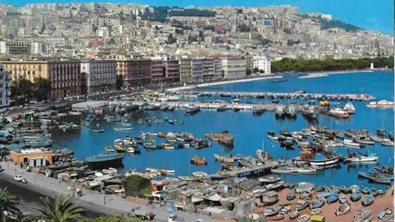 Mergellina in trasformazione: inizia lo smantellamento del pontile Saint Tropez, addio alla vergogna del molo