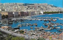 Mergellina in trasformazione: inizia lo smantellamento del pontile Saint Tropez, addio alla vergogna del molo