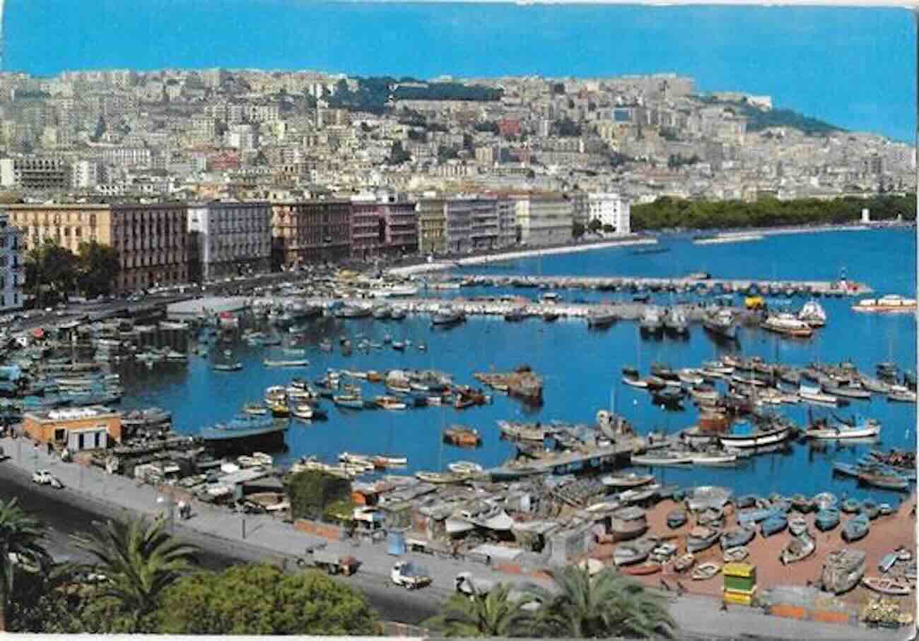 Mergellina in trasformazione: inizia lo smantellamento del pontile Saint Tropez, addio alla vergogna del molo