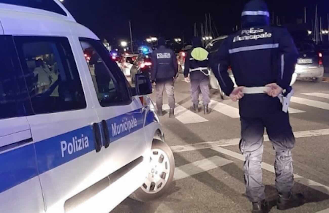 Fuga da un controllo a Napoli: motociclista travolge agente e finisce in tribunale con condanna immediata